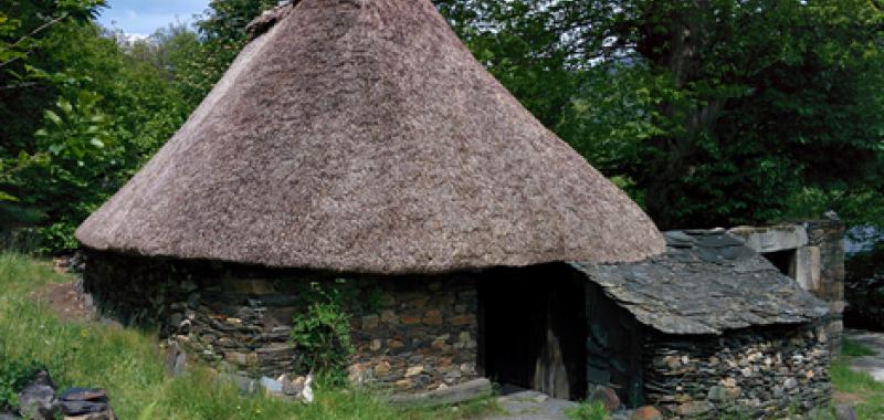Pereda de Ancares, casa de teito.